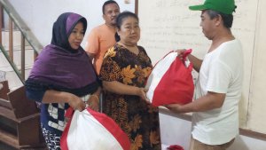 warga-tambora-terima-paket-bansos-presiden-melalui-kemensos_20200810_152906.jpg