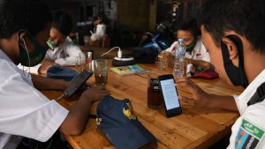 warkop-pitulikur-fasilitasi-siswa-belajar-daring-dengan-wifi-gra_20200720_172432.jpg