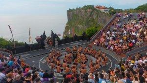 wisatawan-pertunjukan-tari-kecak-uluwatu-menurun-ditengah-perhelatan.jpg