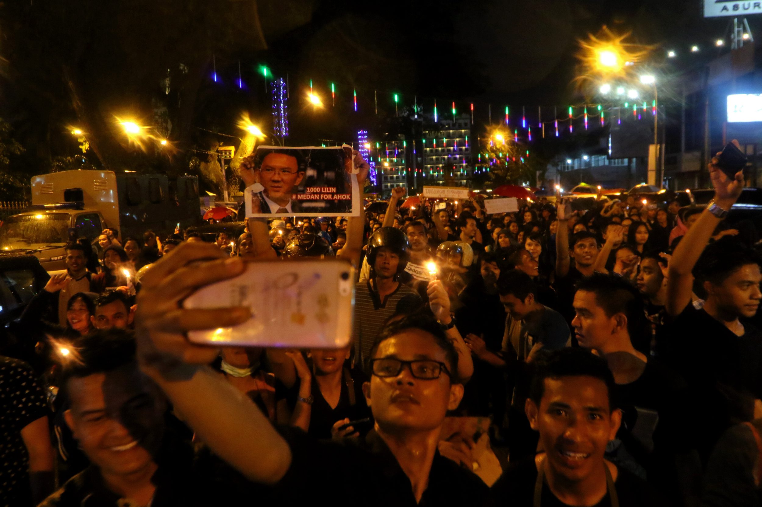 1000-lilin-medan-untuk-ahok-dan-nkri-tetap-utuh_20170513_180317.jpg
