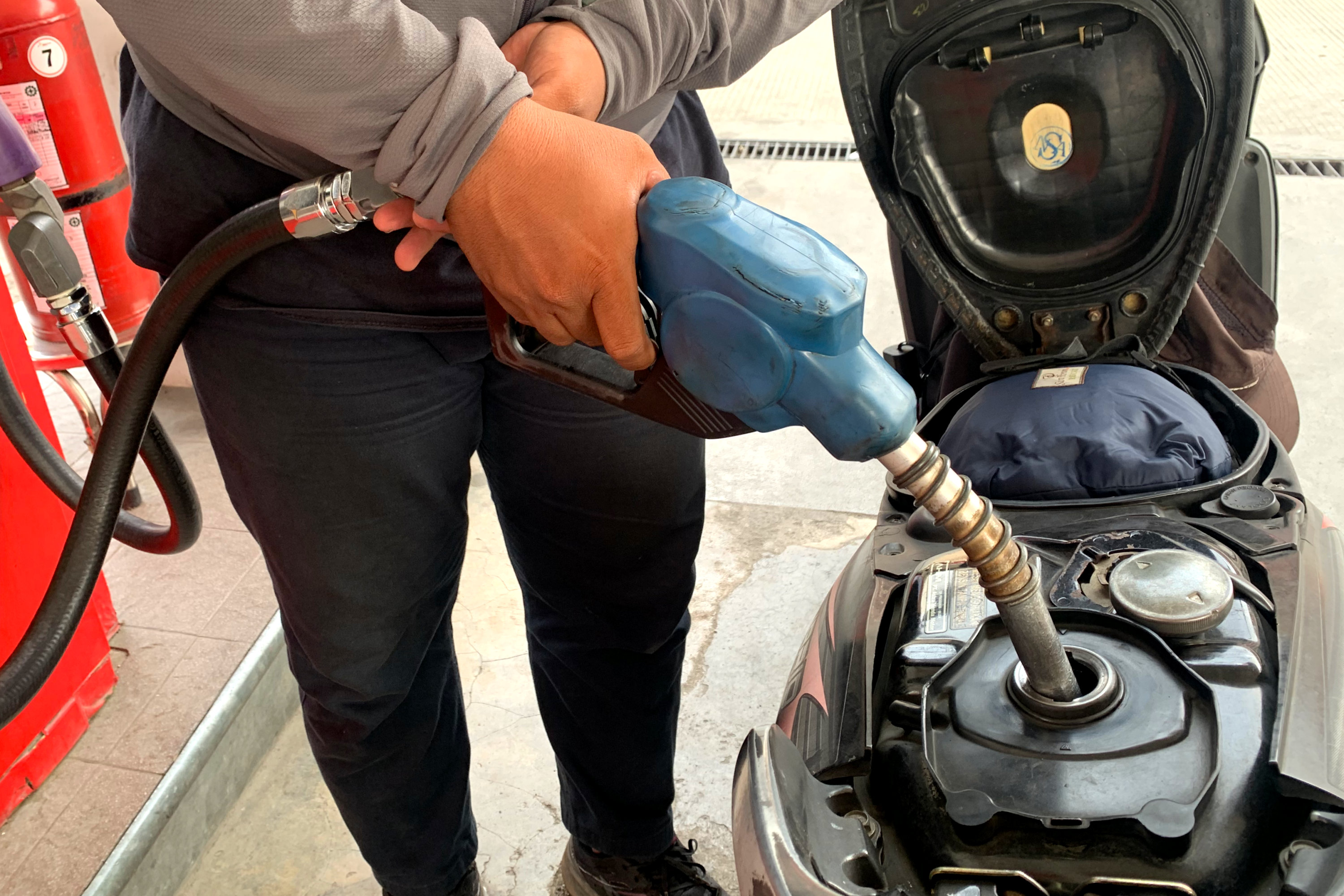Buruh, Pemotor hingga Emak-Emak Curhat Usai Harga Pertamax Tembus Rp16.250 per Liter
