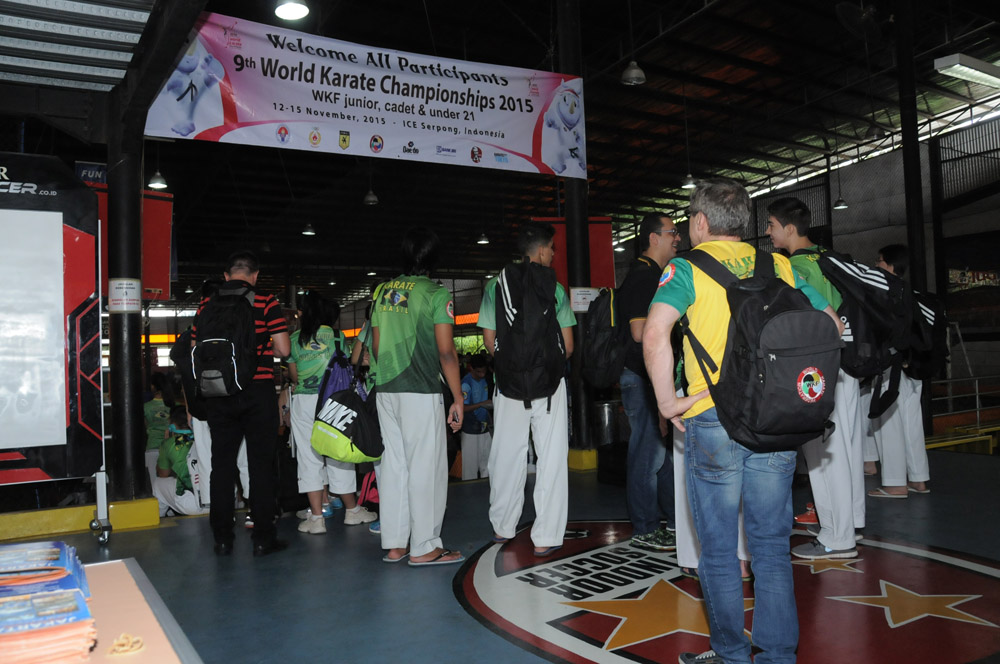 1425-atlet-karateka-dunia-gelar-latihan-di-tangerang_20151110_135344.jpg