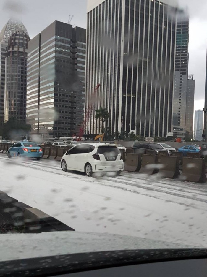 1494073652_jakarta-dalam-busa-seperti-salju_20170506_193616.jpg