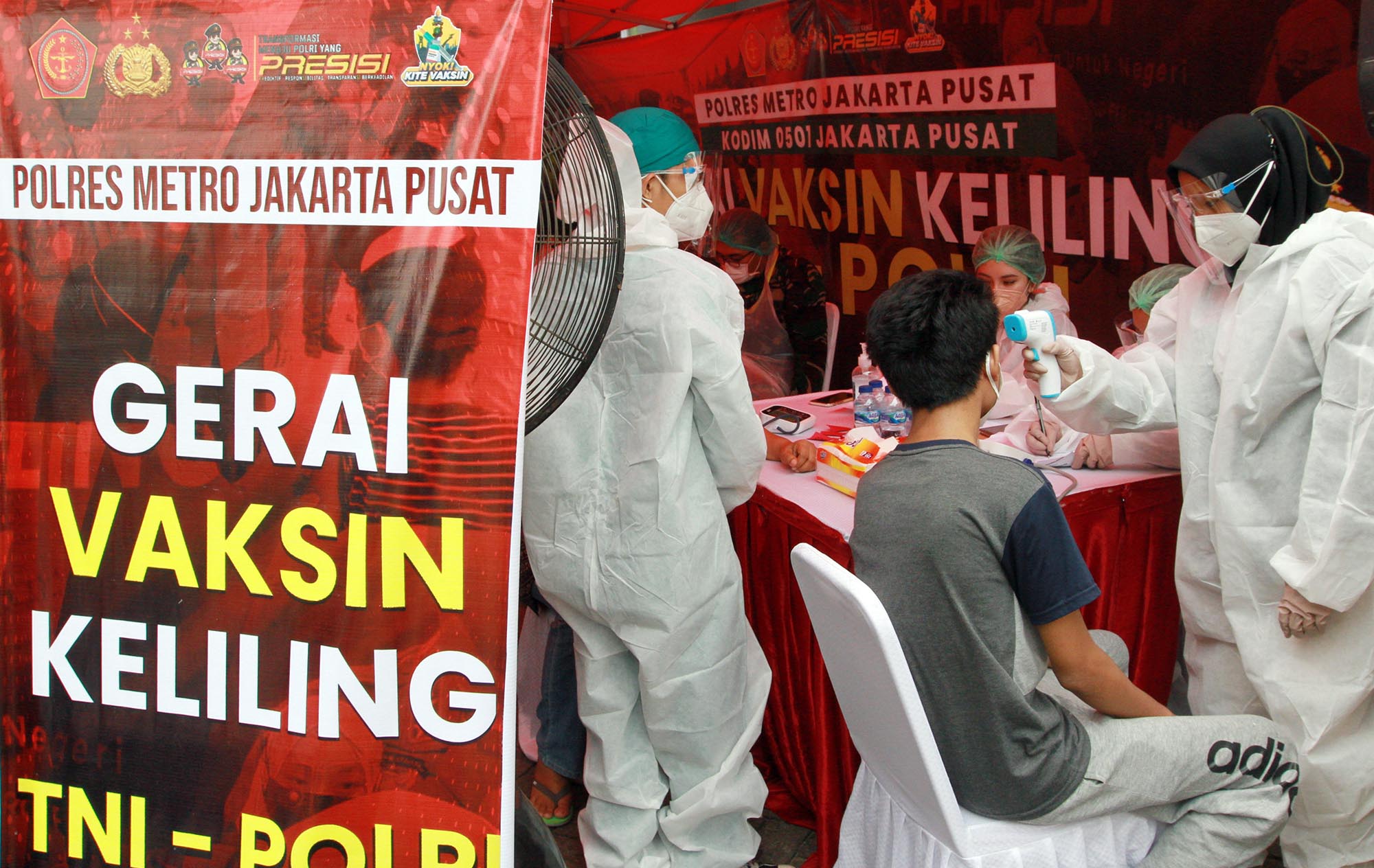 15-unit-mobil-kesehatan-tni-polri-gelar-vaksin-keliling_20210722_164526.jpg
