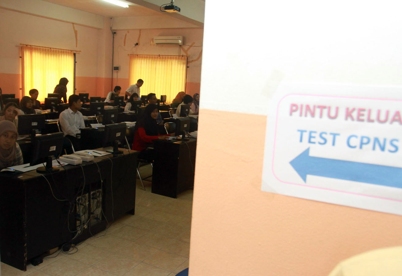 1847-peserta-mengantri-untuk-tes-cpns-kota-tangerang_20141110_174244.jpg