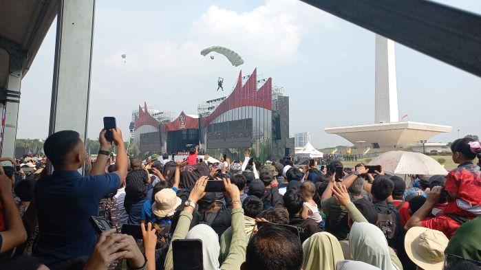 200-penerjun-TNI-mendarat-di-Lapangan-Silang-Monas.jpg