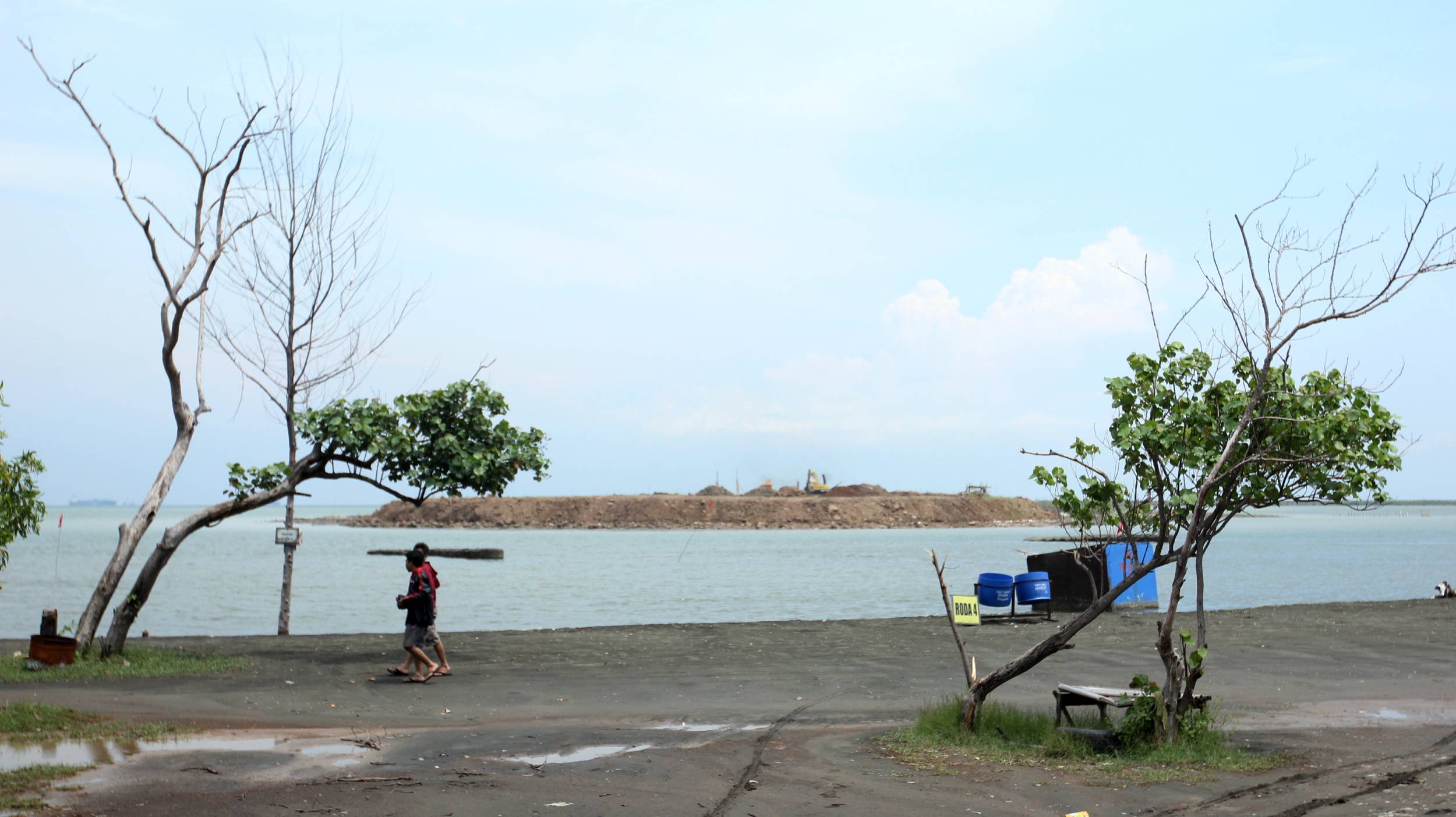 20131208_030422_reklamasi-pantai-maron-berdampak-pada-abrasi.jpg