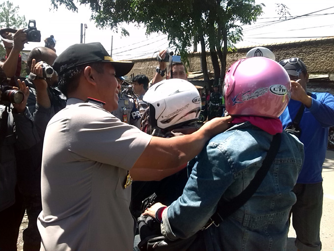 20131210_112701_kapolres-bandung-akbp-jamaludin-memberikan-helm-kepada-pengguna-sepeda-motor.jpg