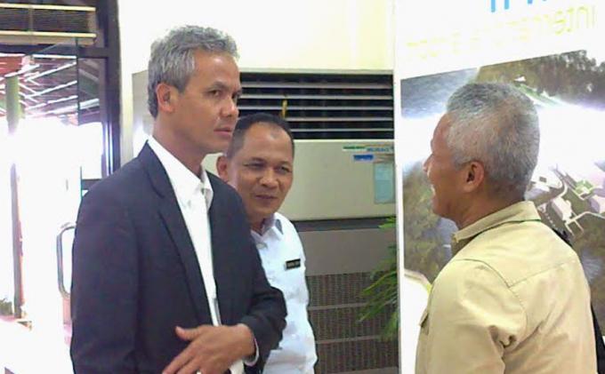20131212_114943_ganjar-pranowo-pilih-kelas-ekonomi.jpg