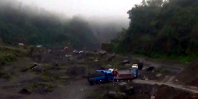 20131215_124448_truk-pasir-di-lereng-gunung-merapi-kali-woro.jpg