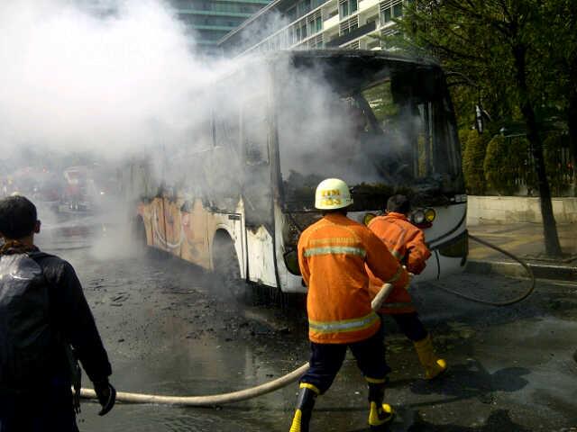 20131216_111147_bus-terbakar-di-hi.jpg