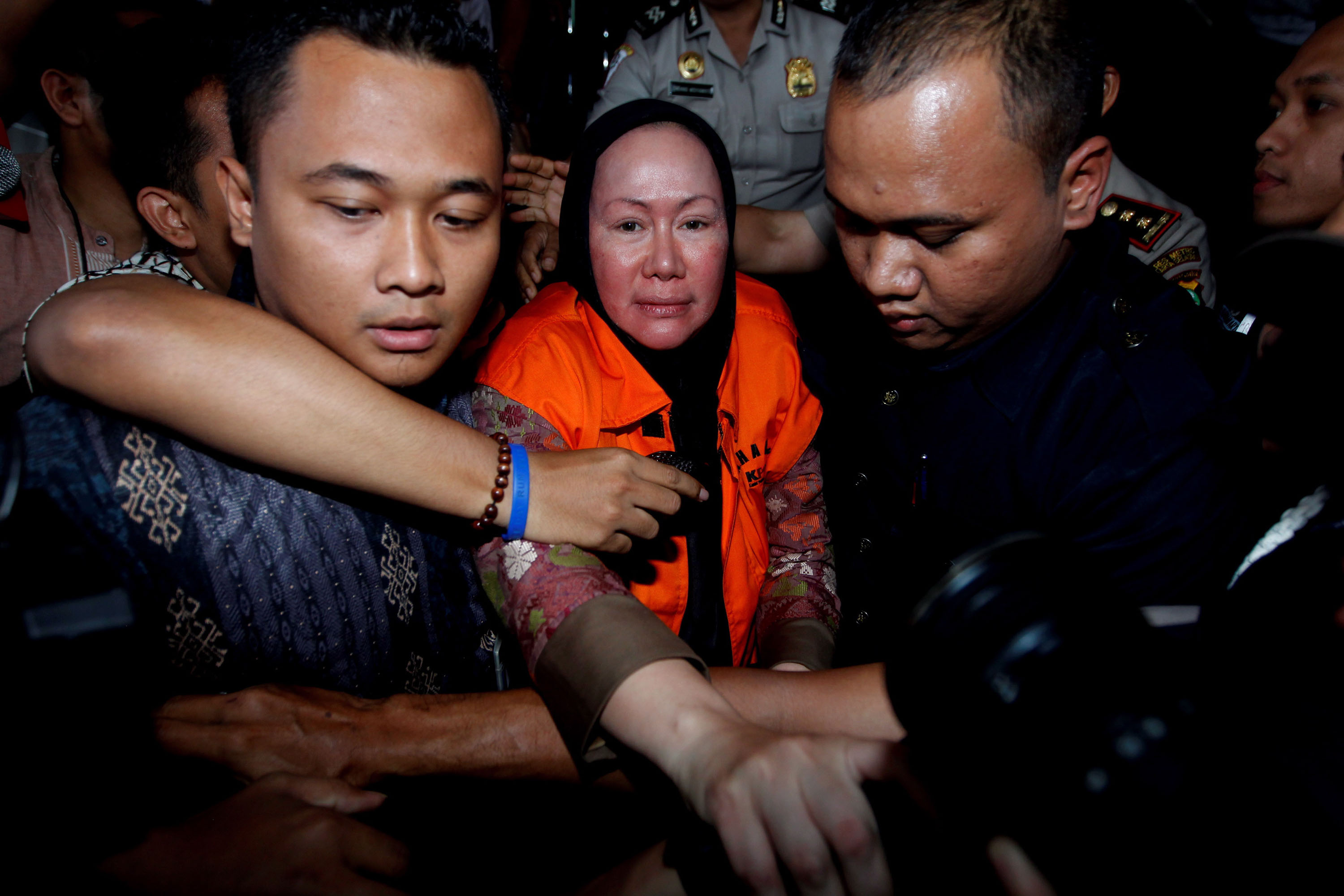 20131220_201003_ratu-atut-resmi-ditahan.jpg