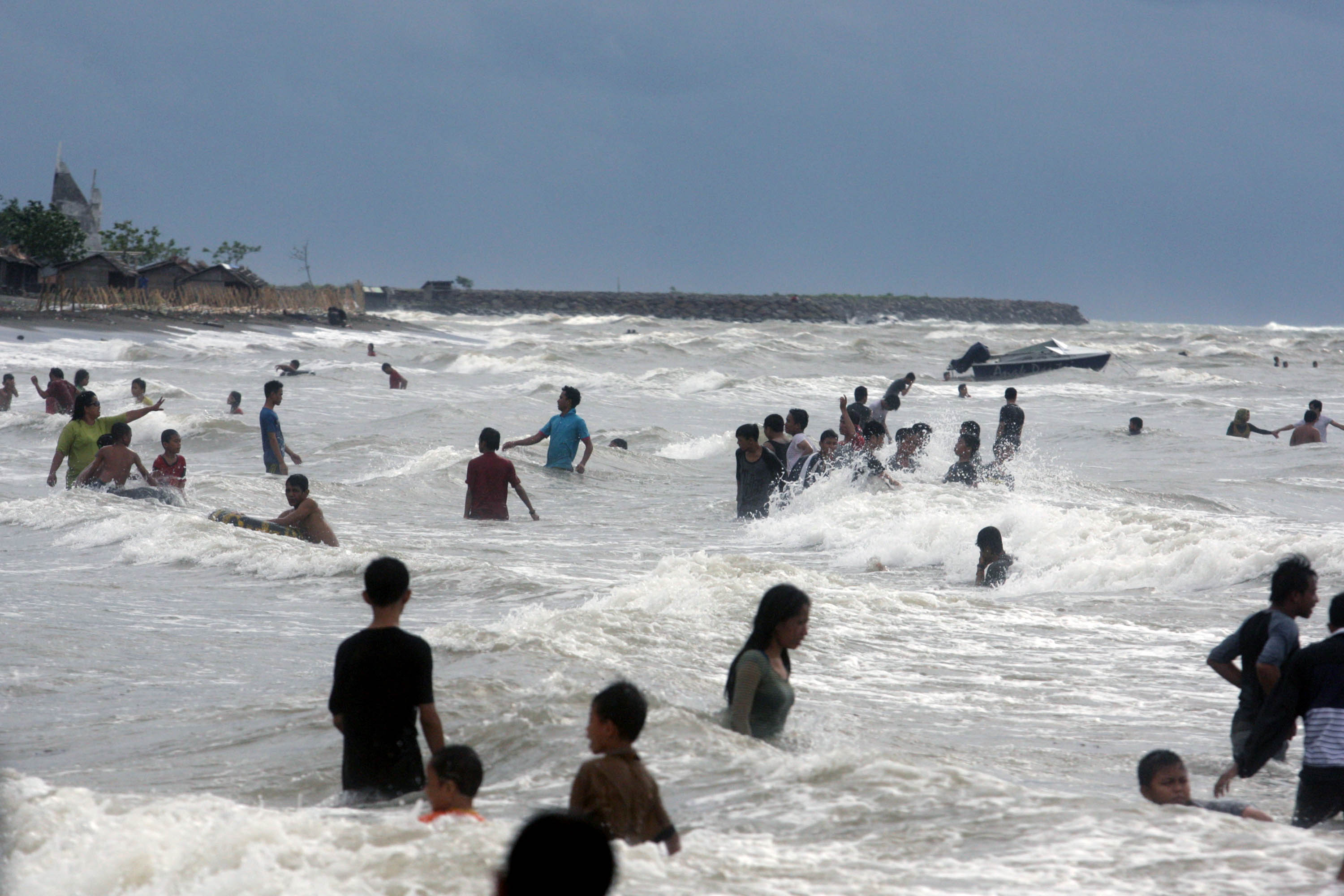 20131223_205325_dua-mahasiswa-unm-tenggelam-di-pantai-tanjung-bayang.jpg