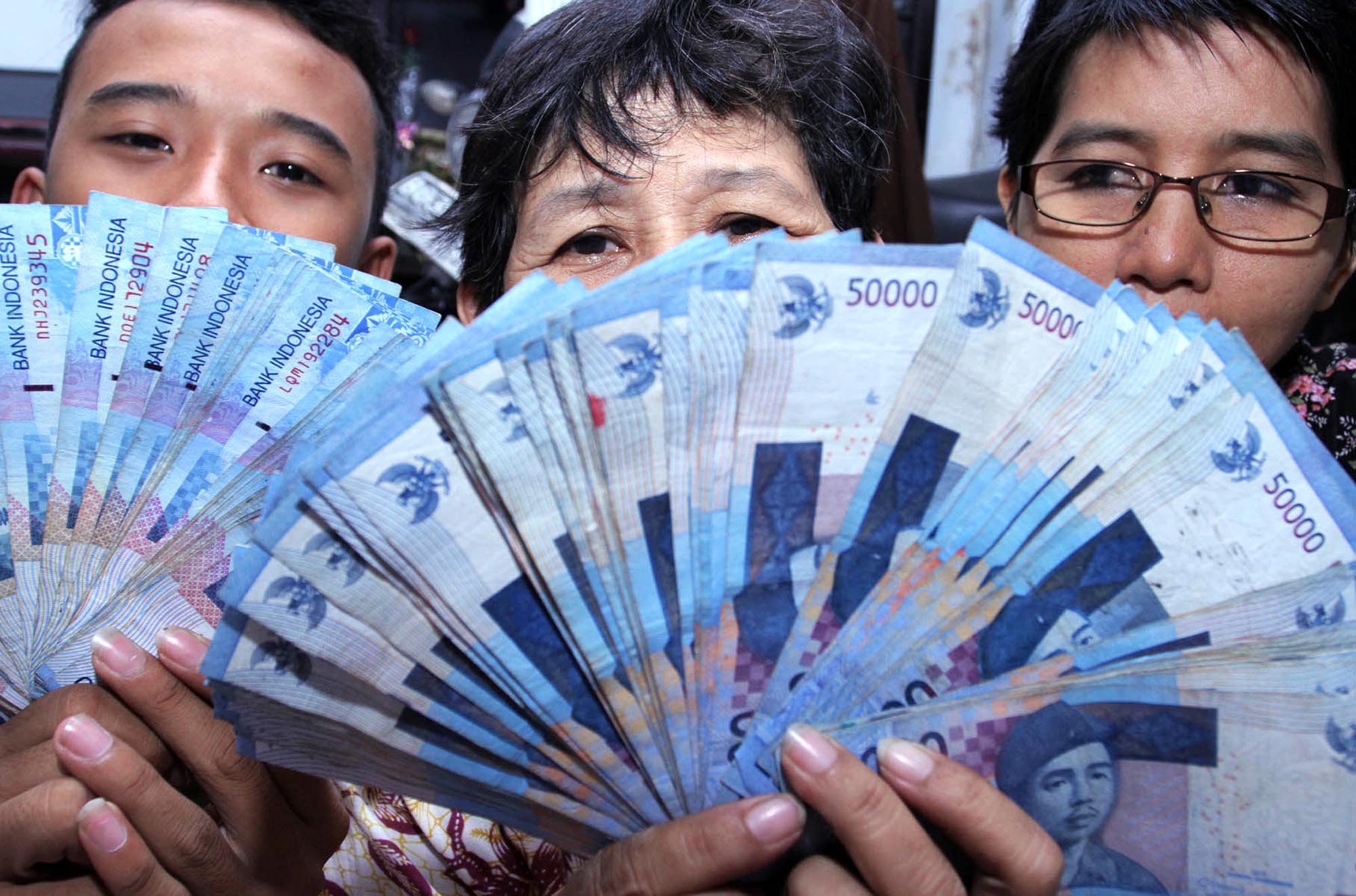 20131224_155829_warga-menghitung-uang-rupiah.jpg