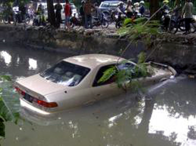 20140107_081813_toyota-camry-nyebur-ke-sungai.jpg