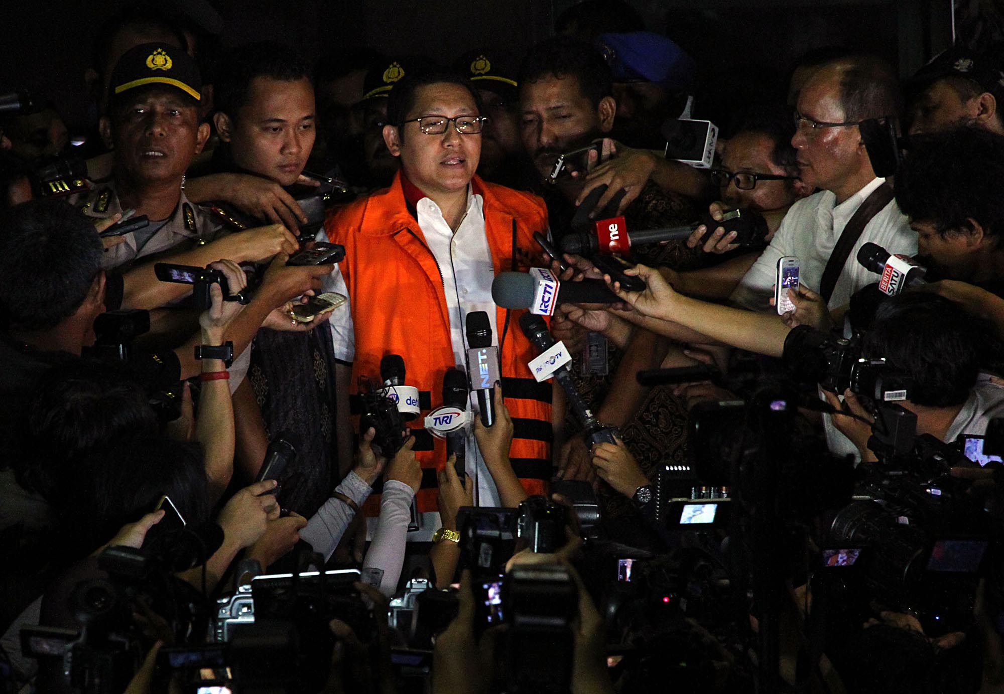 20140110_205342_anas-ditahan-kpk.jpg