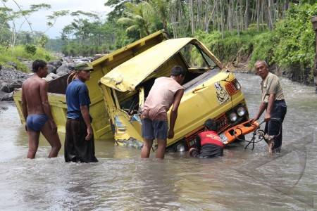 20140113_184612_truk-diterjang-banjir.jpg