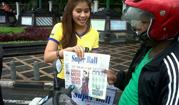 20140116_093005_spg-cantik-sedang-menawarkan-koran-super-ball.jpg