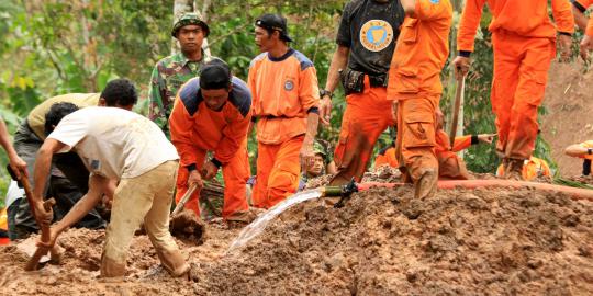 20140116_173750_cari-korban-longsor.jpg