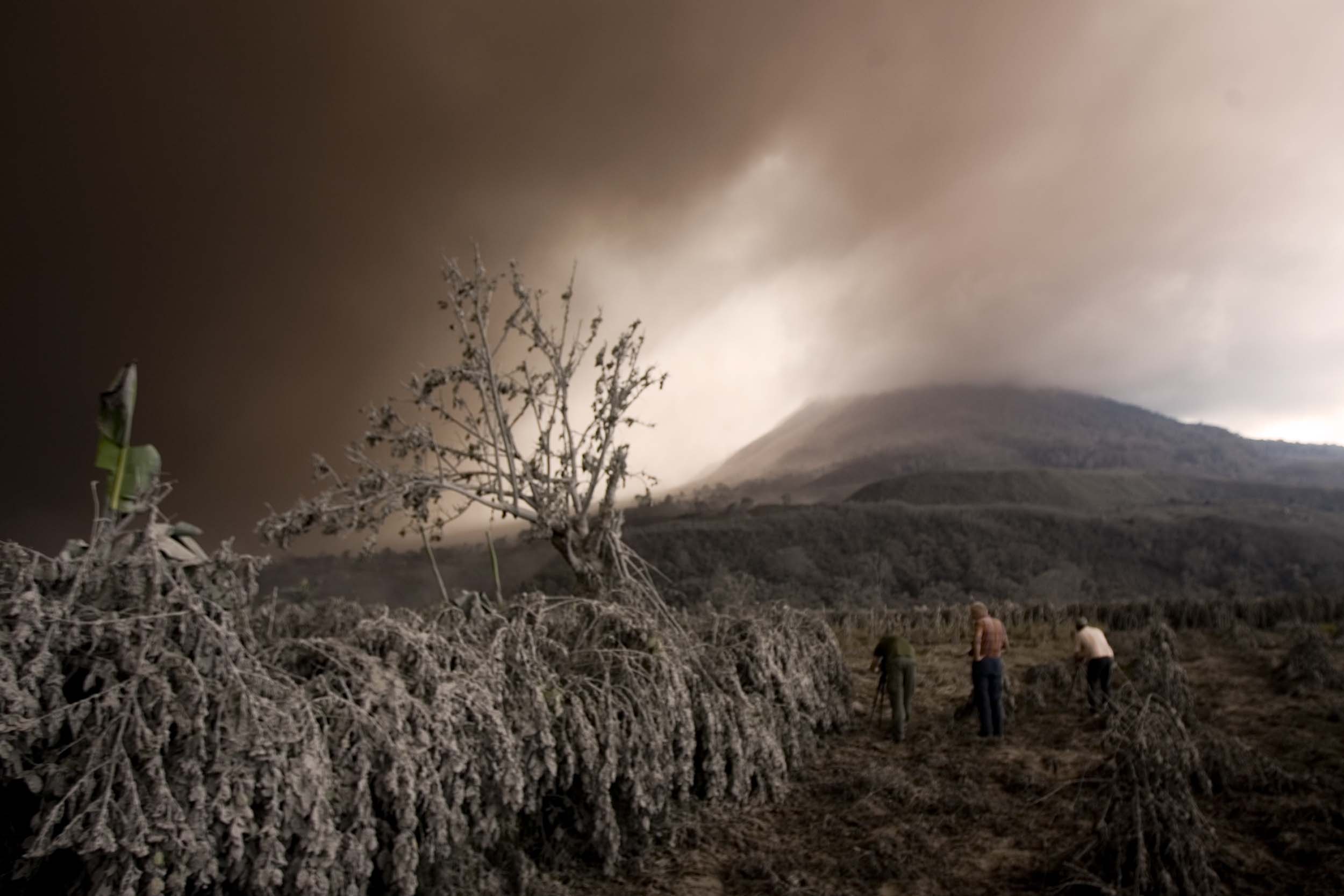 20140116_235250_hujan-debu-vulkanik-erupsi-gunung-sinabung.jpg