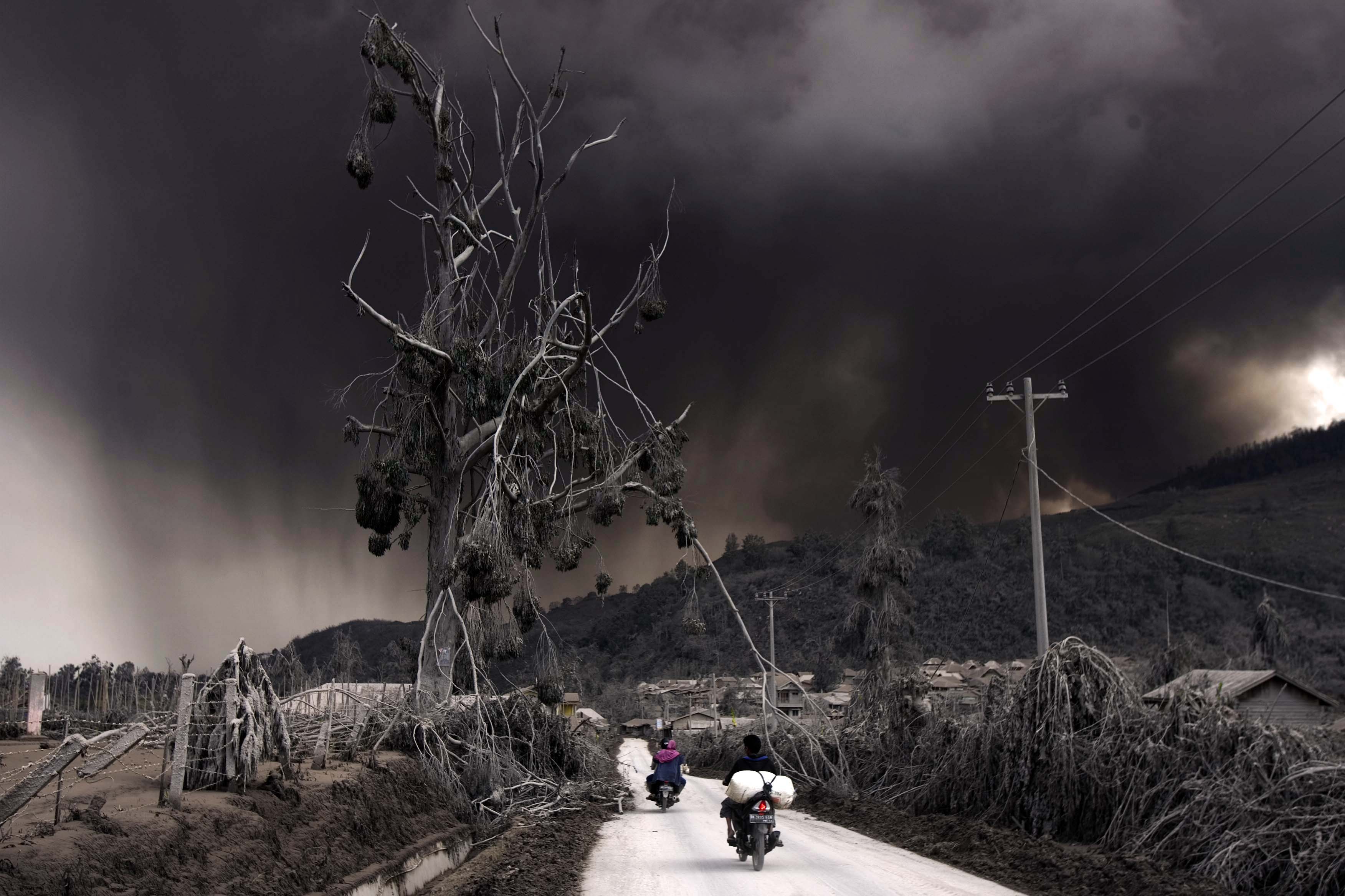20140116_235330_hujan-debu-vulkanik-erupsi-gunung-sinabung.jpg