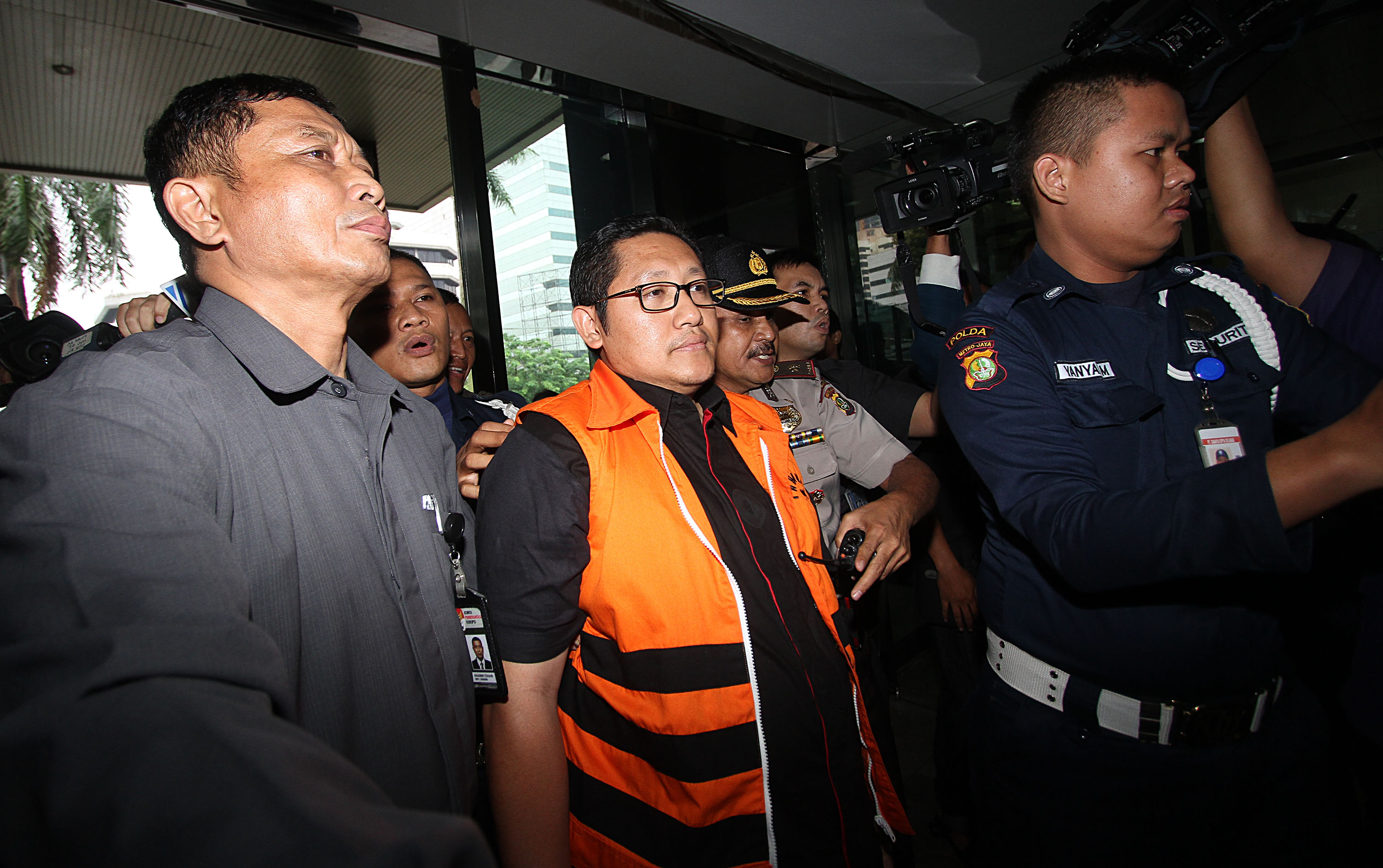 20140117_105407_anas-diperiksa-untuk-pertama-kalinya-setelah-ditahan.jpg