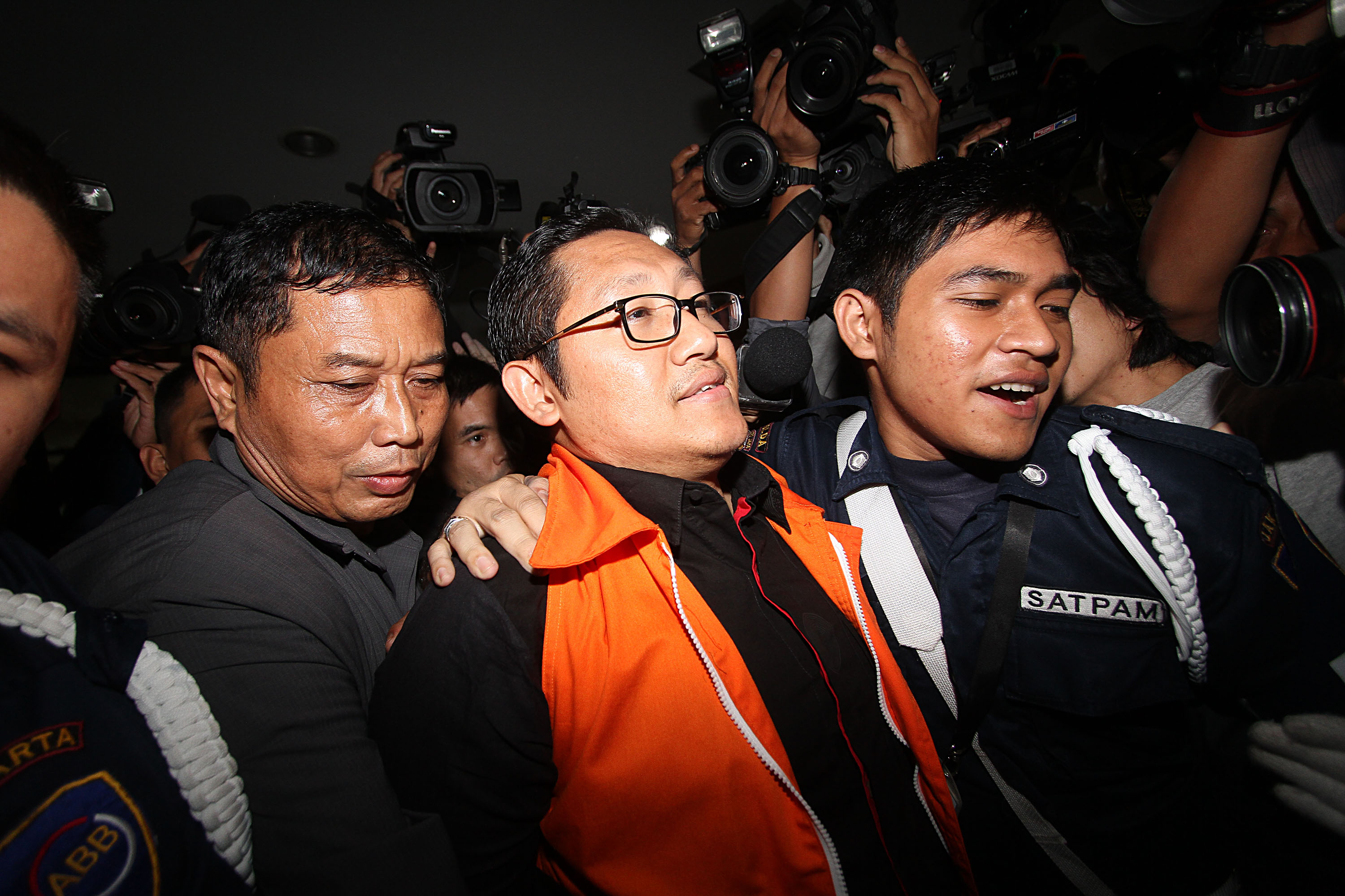 20140117_105713_anas-diperiksa-untuk-pertama-kalinya-setelah-ditahan.jpg
