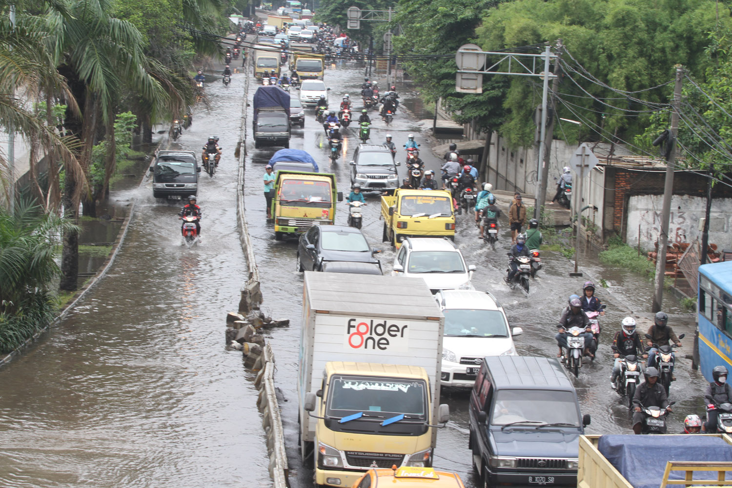 20140121_154206_banjir-jalan-daan-mogot-kemacetan-hingga-3-km.jpg