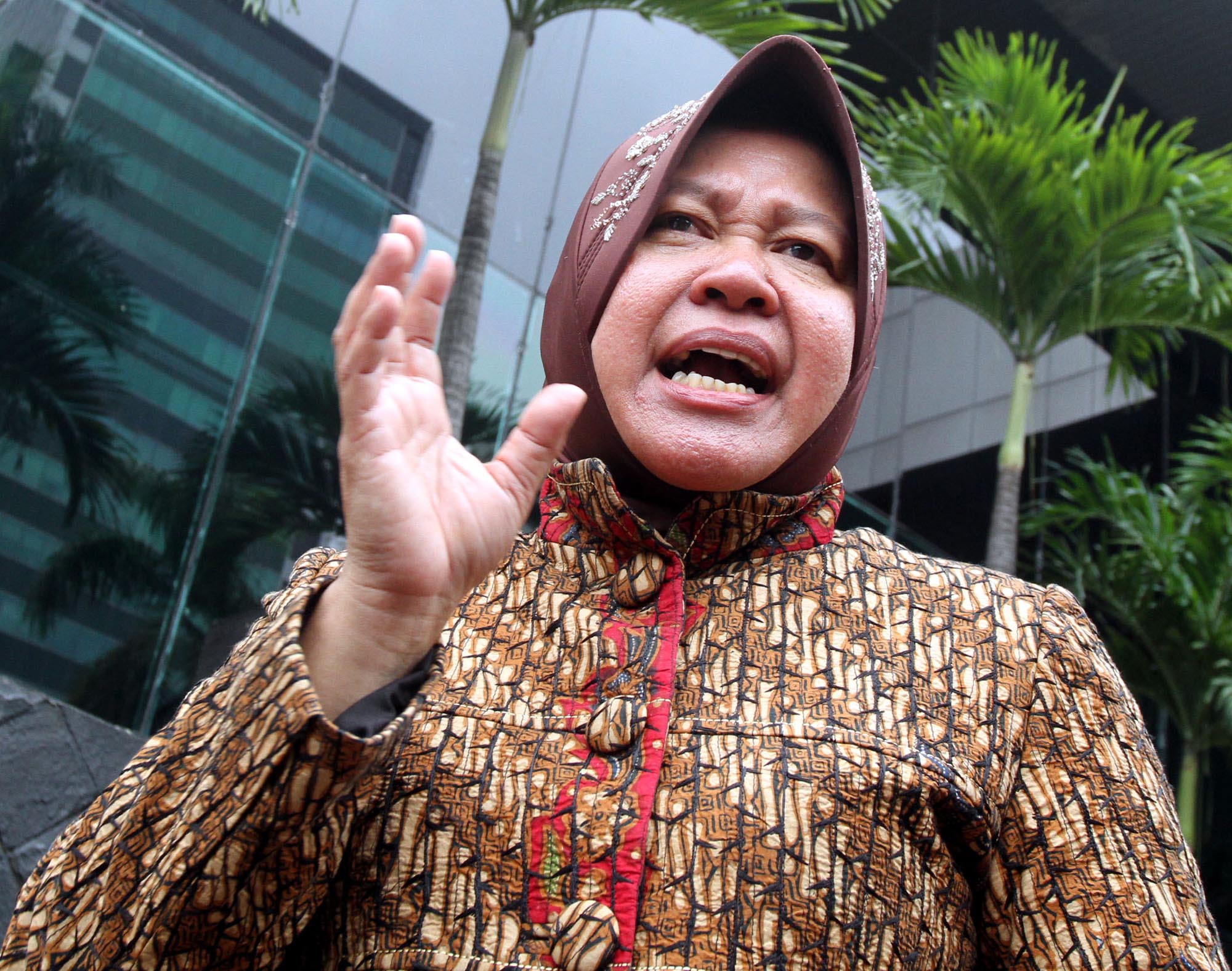 KEPALA DAERAH - Wali kota Surabaya, Tri Rismaharini selesai kosultasi soal pengelolaan hewan di Kebun Binatang Surabaya (KBS) ke Komisi Pemberantas Korupsi (KPK) Jalan Rasuna Said, Kuningan, Jakarta Selatan, Senin, (20/1/2014) Risma juga melaporkan beberapa pengurus KBS sebelum diambil alih Pemkot Surabaya.