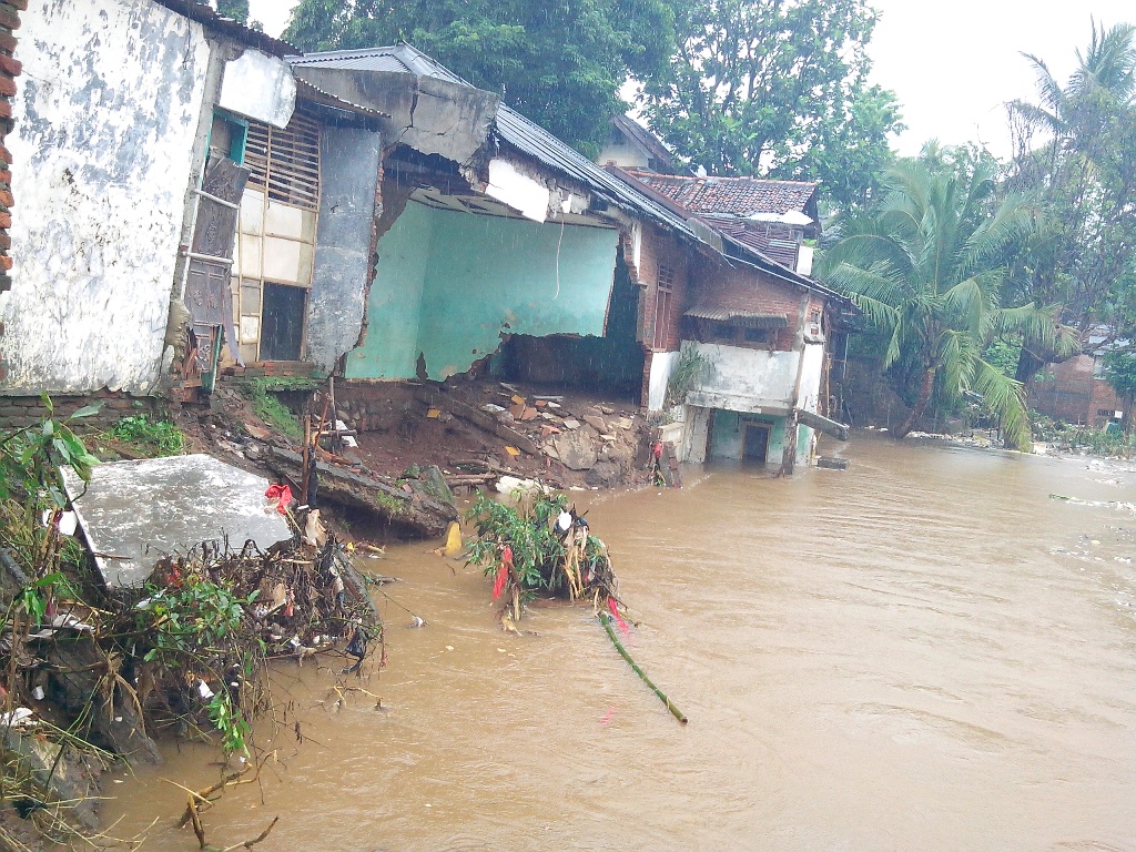 20140123_153735_sungai-ciliwung_banjir.jpg