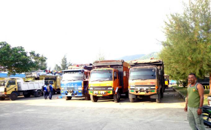 Polisi Bubarkan Parkir Liar Khusus Truk