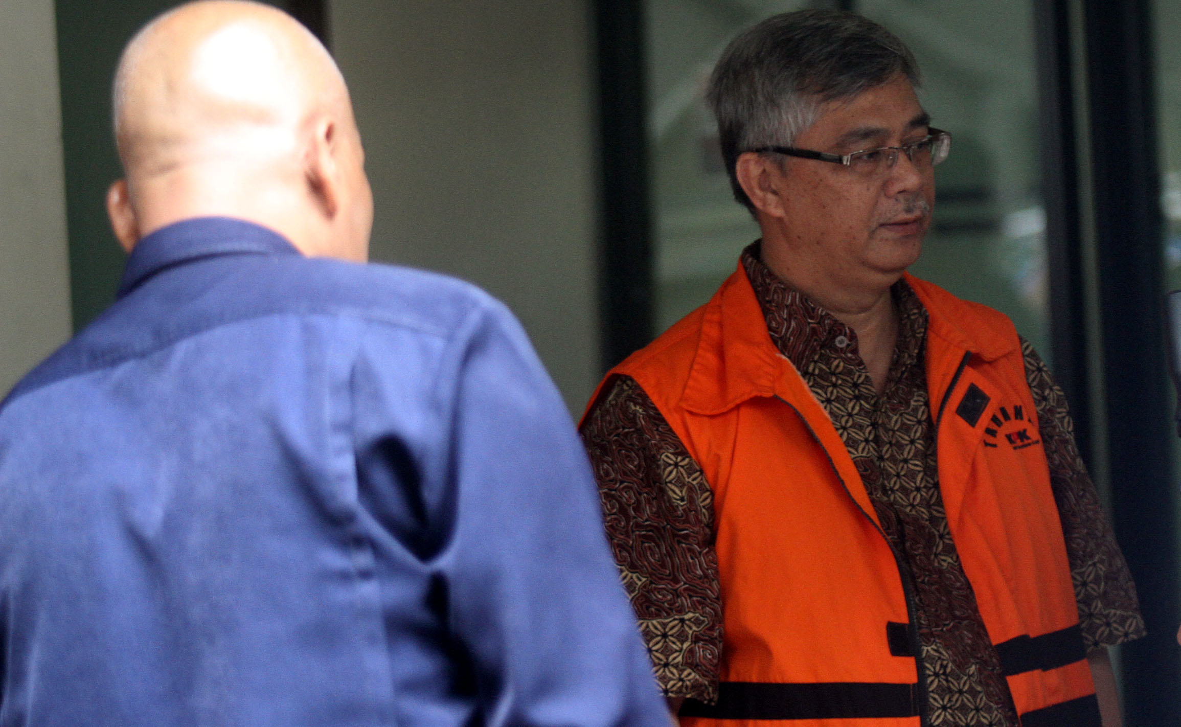 20140128_111256_tersangka-akil-mochtar-dibesuk-keluarga-di-tahanan-kpk.jpg
