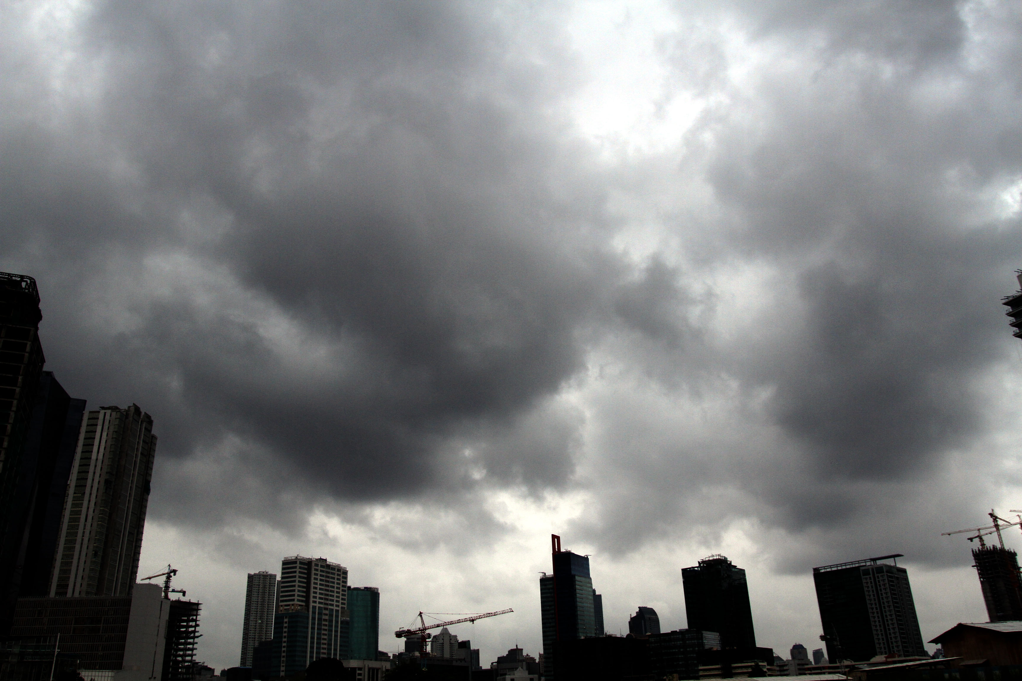 20140130_113125_awan-hitam-selimuti-kota-jakarta.jpg