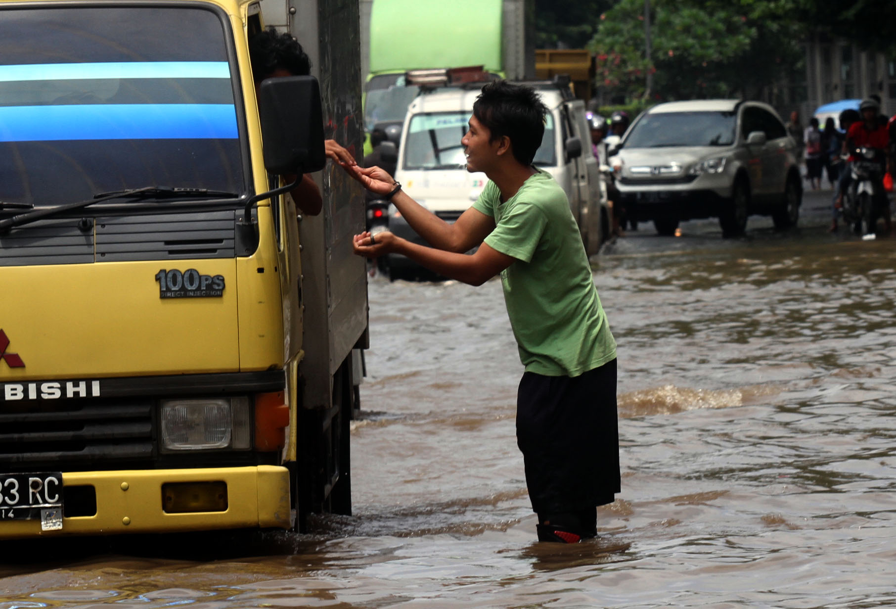 20140130_120651_pak-ogah-manfaatkan-banjir-jalan-gunung-sahari.jpg