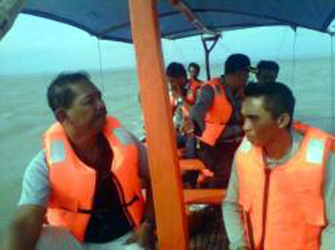 20140201_221655_pencarian-korban-yang-jatuh-di-jembatan-suramadu.jpg