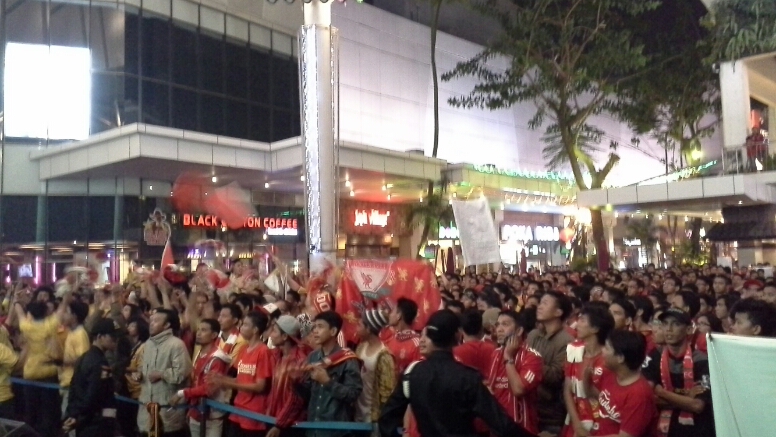 20140208_200346_fans-liverpool-kuasai-summarecon-arsenal-keok.jpg