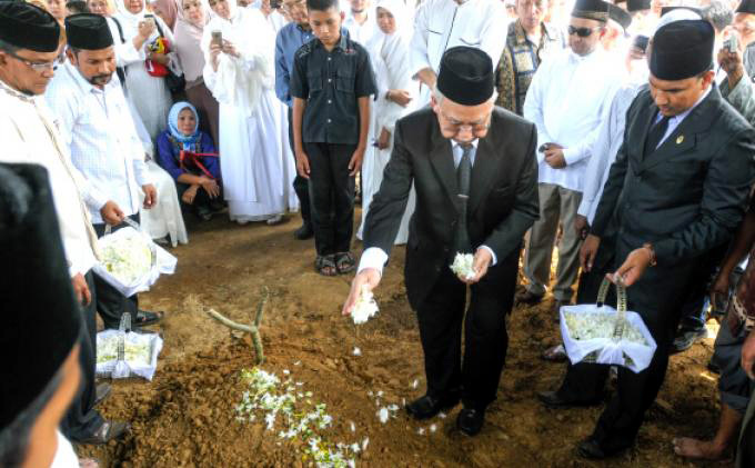 20140210_094419_pemakaman-almarhum-mawardy-nurdin-wali-kota-banda-aceh.jpg
