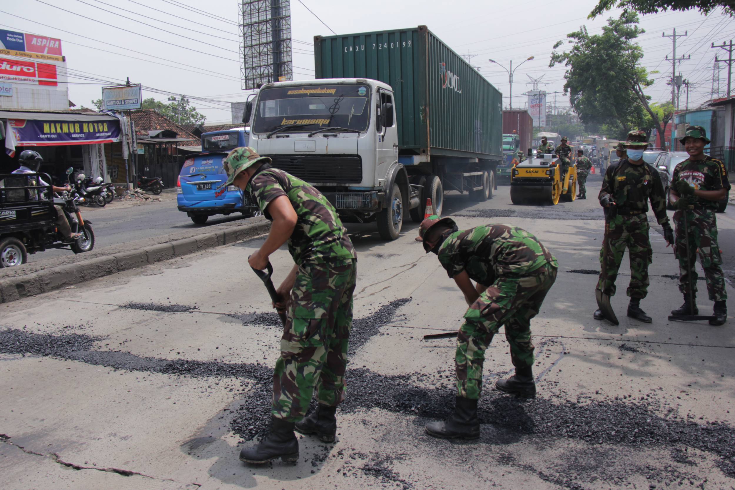 20140210_211002_tni-ad-tambal-jalan-pantura.jpg