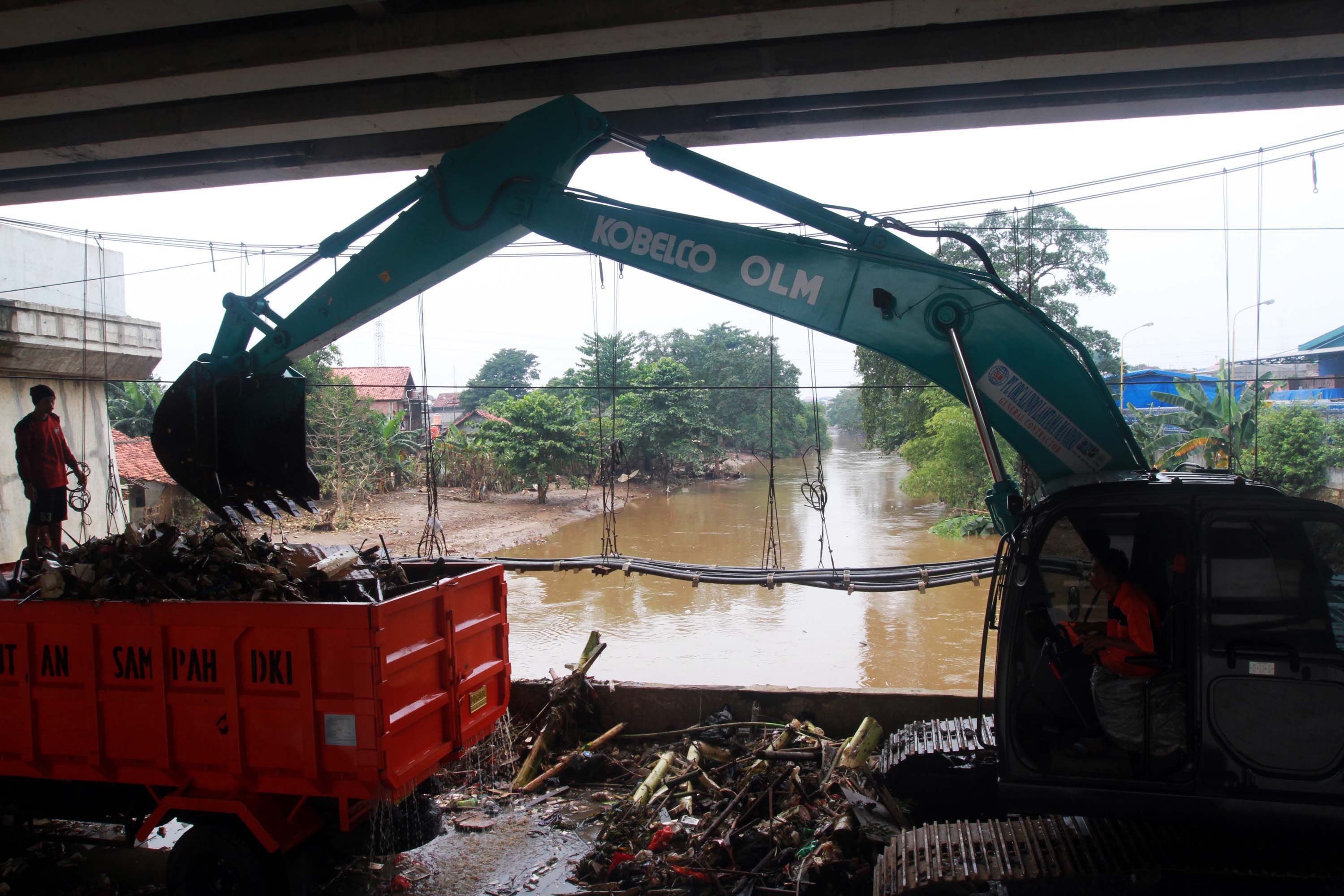 20140212_195126_sampah-banjir-jakarta-mencapai-91-529-ton.jpg