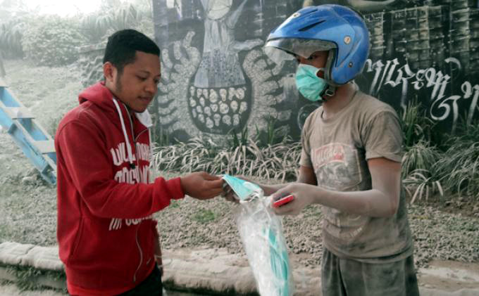 20140214_121459_remaja-membagikan-masker-gratis-di-jembatan-kleringan.jpg