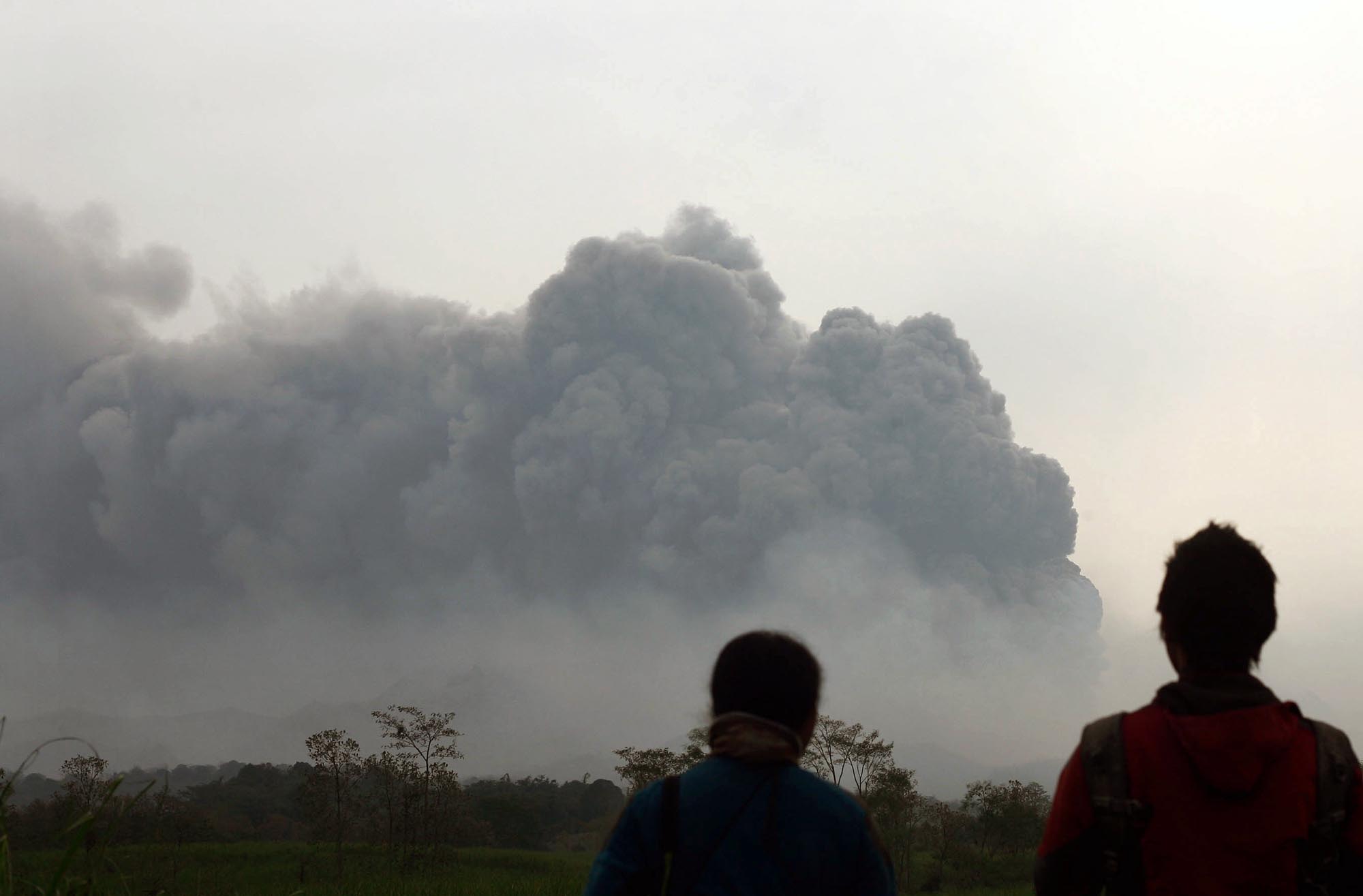 20140214_134643_gunung-kelud-meletus.jpg
