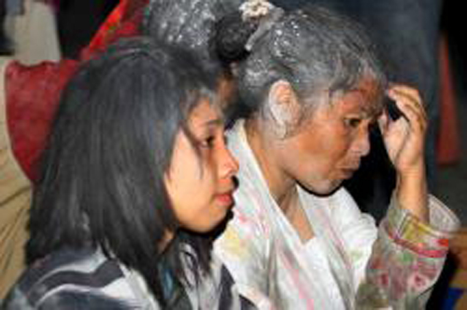 20140214_161250_pengungsi-kelud-ditempeli-abu.jpg