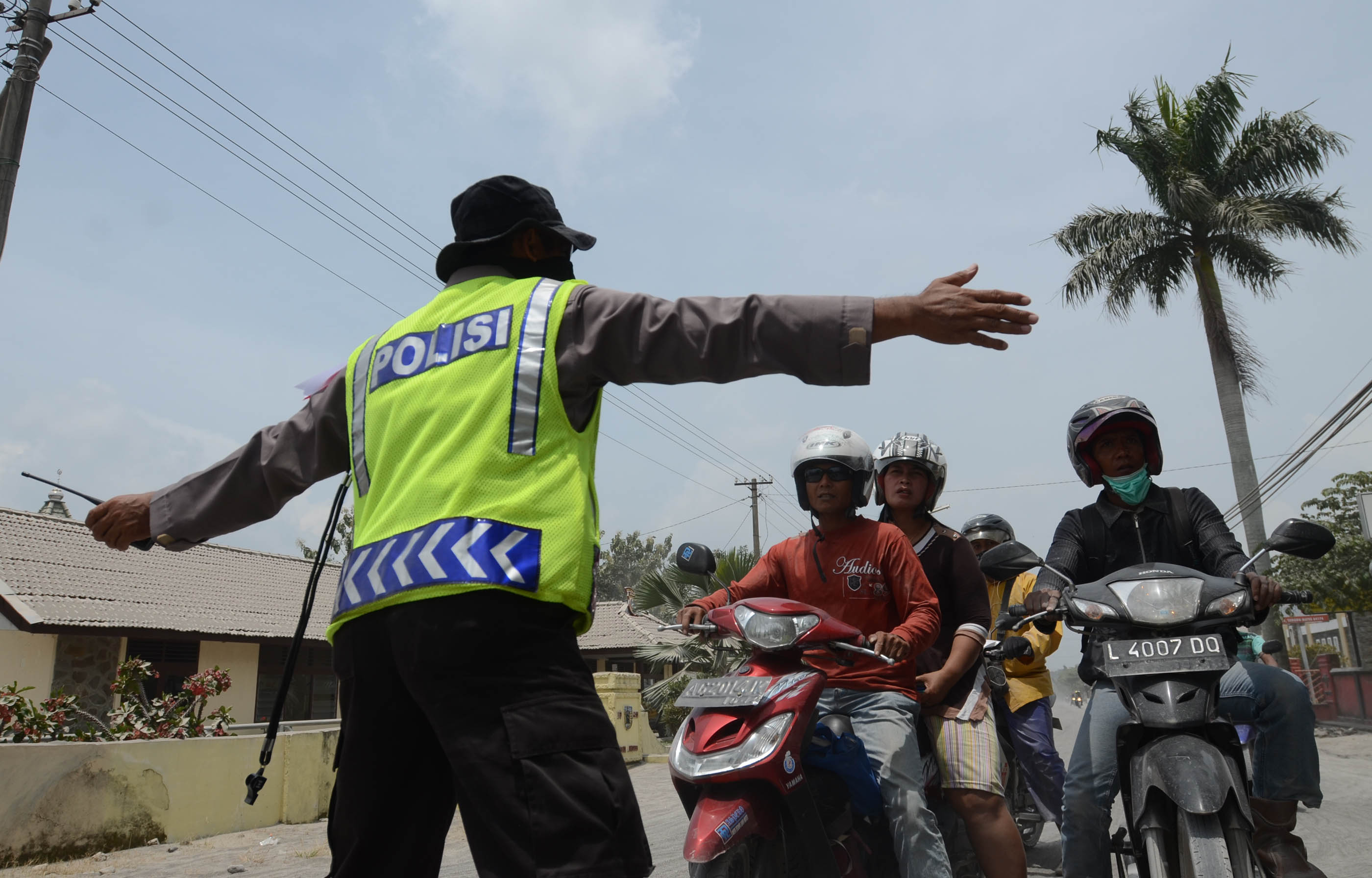 20140214_162019_polisi-melarang-warga-kembali-ke-rumah.jpg