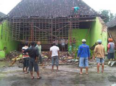 20140214_163701_rumah-waginem-ambruk-kelud.jpg