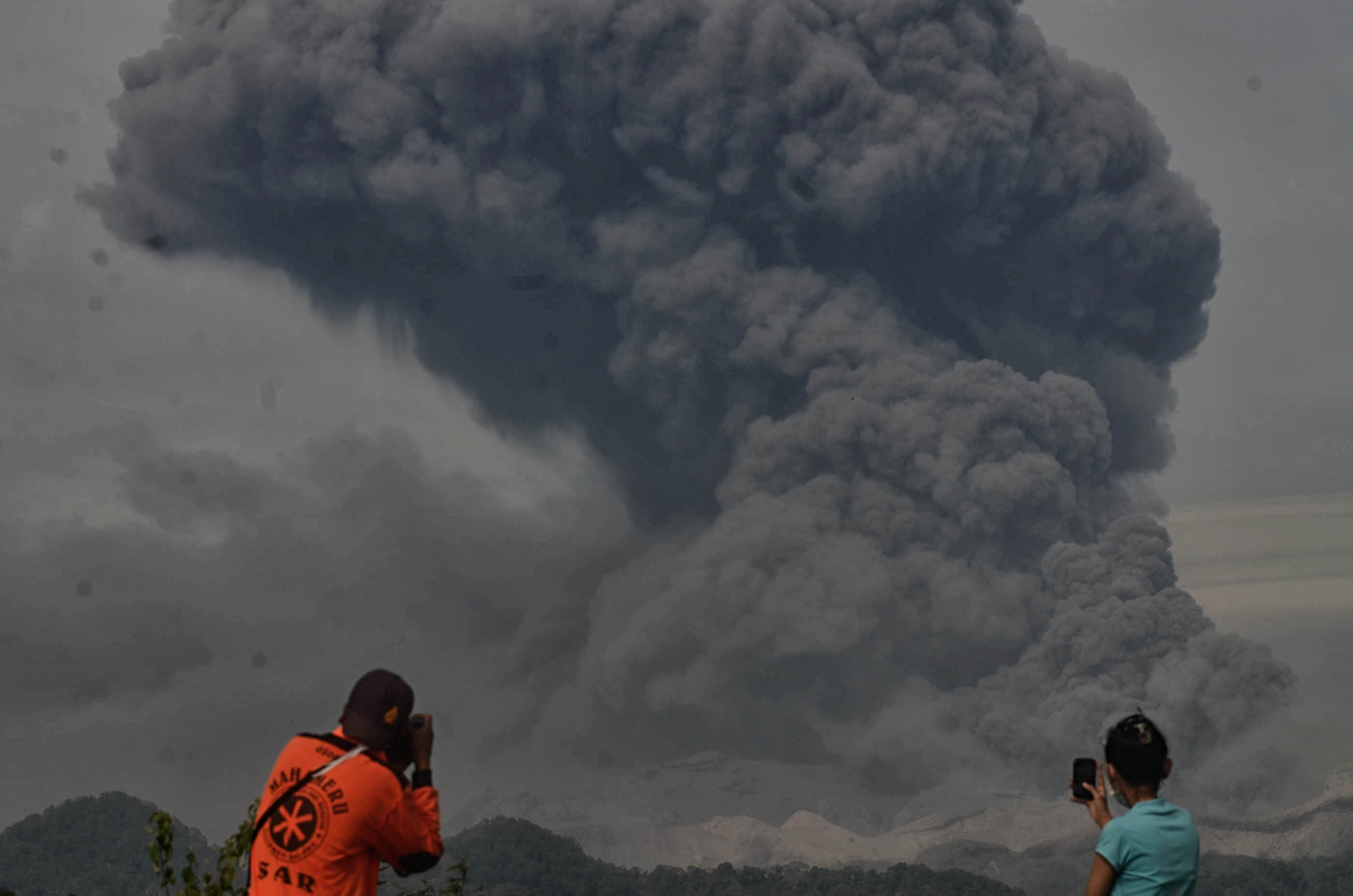 20140214_221335_erupsi-gunung-kelud-terlihat-dari-blitar.jpg
