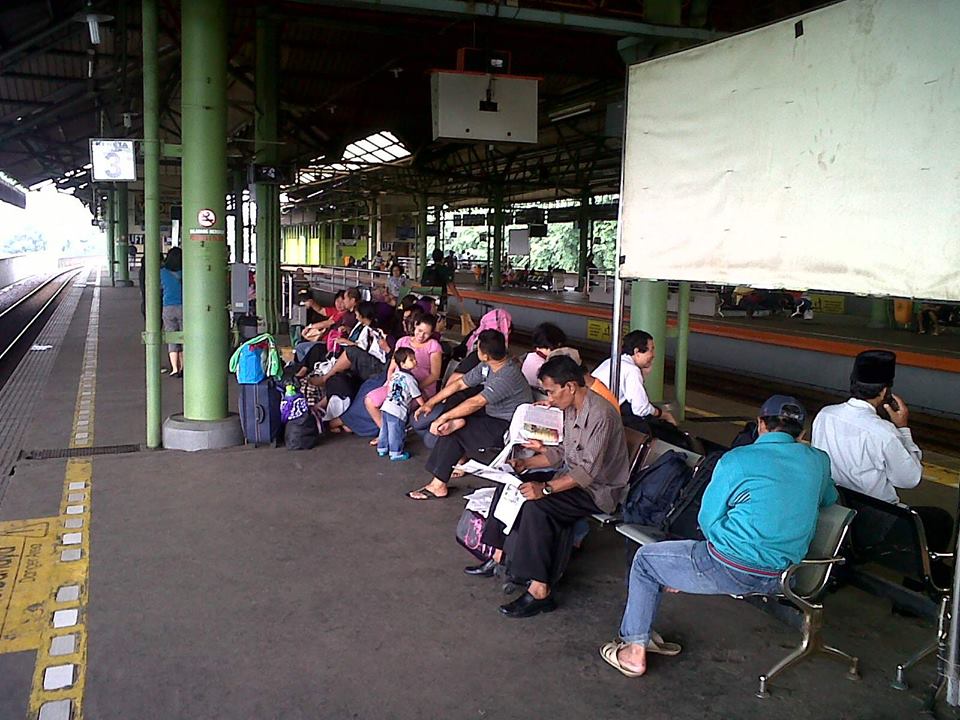 20140215_111319_penumpang-kereta-api-gambir.jpg