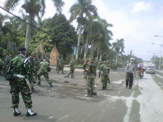 20140219_125635_tentara-bersihkan-debu.jpg