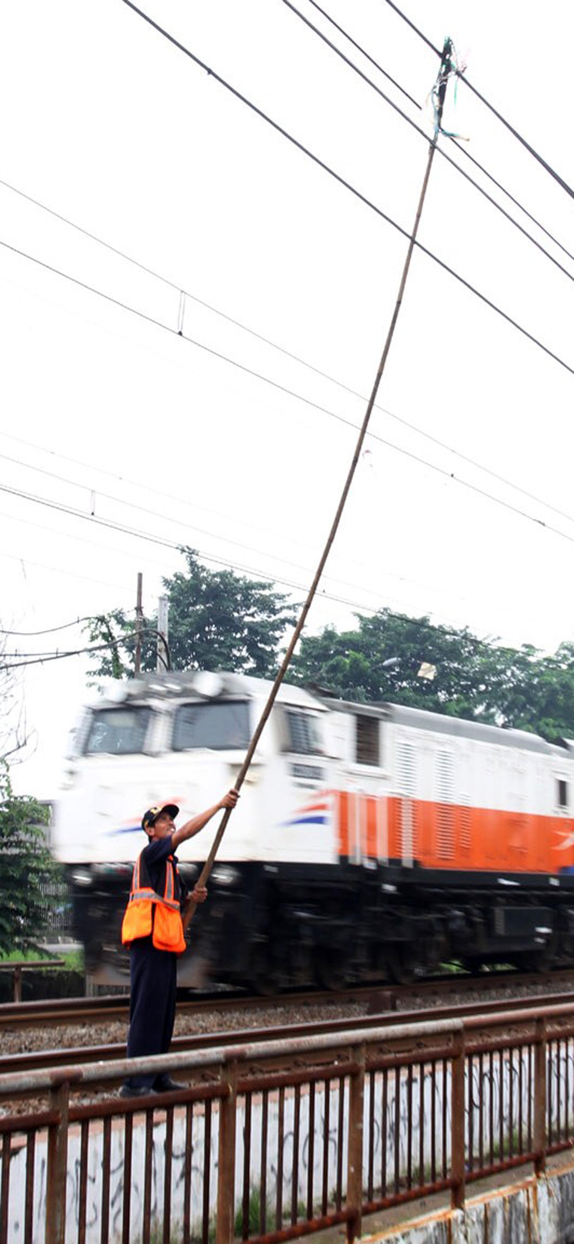 20140219_212655_membersihkan-kabel-listrik-kereta.jpg