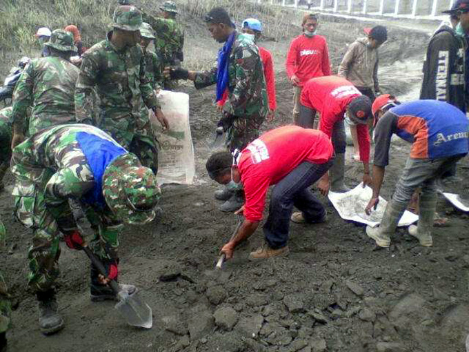 20140221_121935_tni-ad-bantu-perbaiki-jalan-rusak-akibat-lahar-dingin-gunung-kelud.jpg