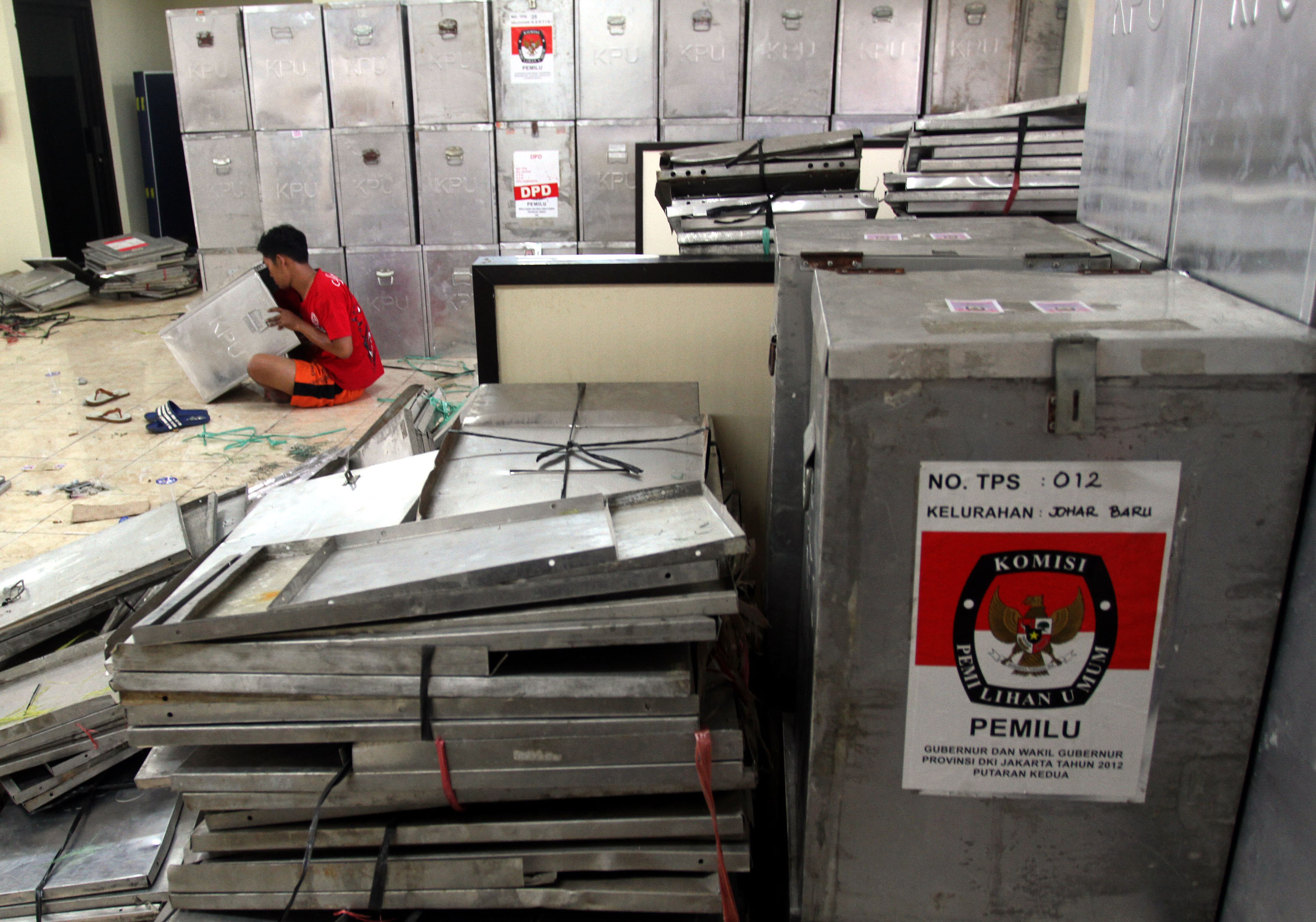 20140221_225404_merakit-kotak-suara-pemilu.jpg